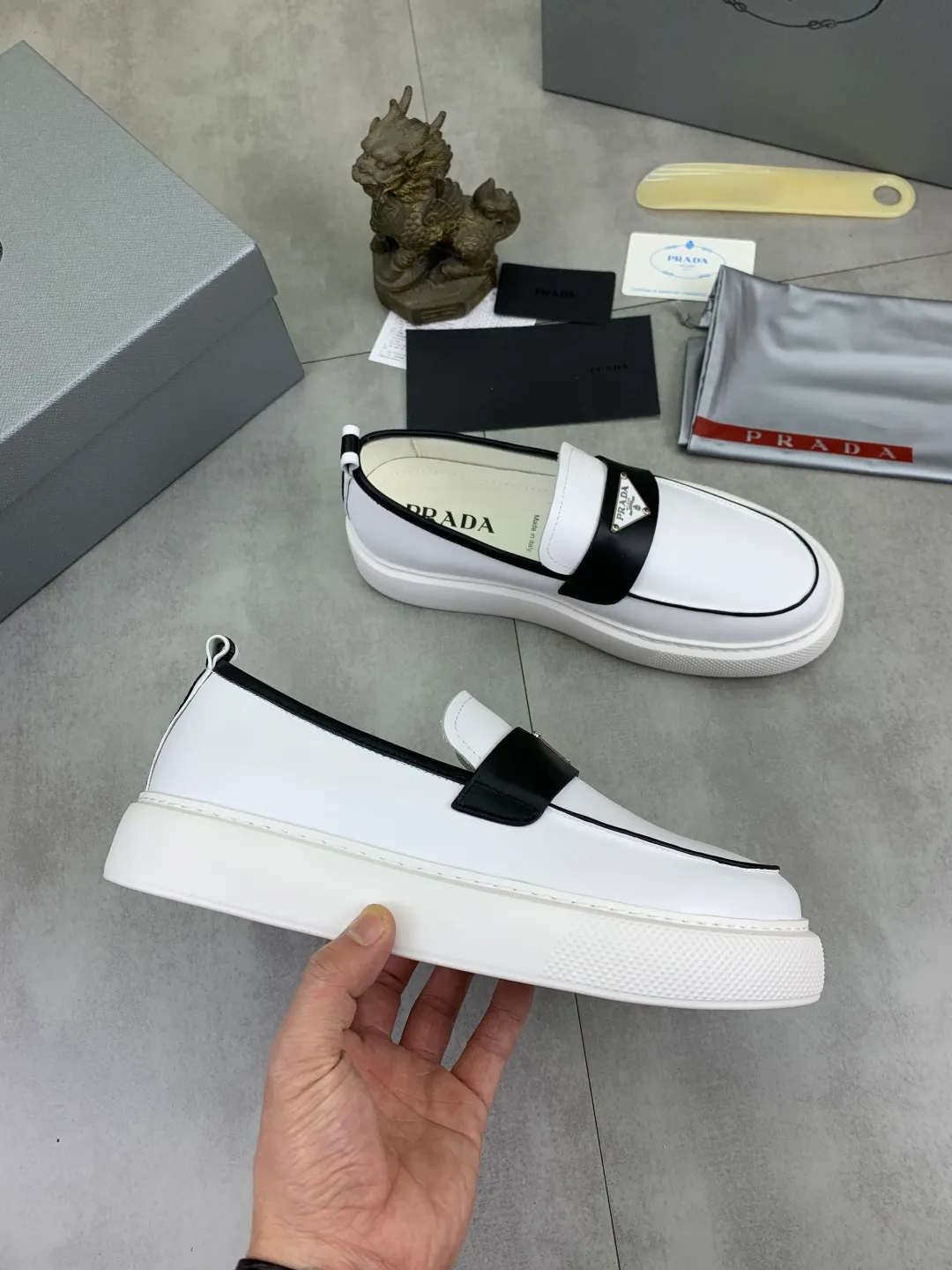 Men's Men's Shoes 💰P560 💰【New Style】 The latest model of high-quality PRADA classic men's shoes has been launched on the official website in 1:1 copy, synchronized in Hong Kong and on the same catwalk; all made of calfskin➕imported cowhide lining, 🍡🍡original rubber outsole, non-slip and wear-resistant; comfortable on the feet, attractive style, fine workmanship, and simple and neat shoe lasts, showing the courage and toughness of men, 👍sizes 38 to 44 (45 can be customized) black and white Blue color🉑️choose
